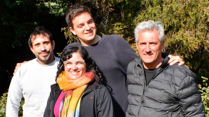 Gabriel Gomez Ocampo (izq.), Carla Barraza, Mariano Mej&iacute;a y Javier, Botto, autores del estudio junto a otros colegas de Argentina, Rep&uacute;blica Checa y Brasil.