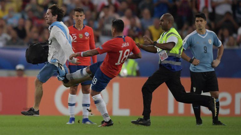 La insólita secuencia que se vivió en la Copa América por la que Suárez reclamó expulsión