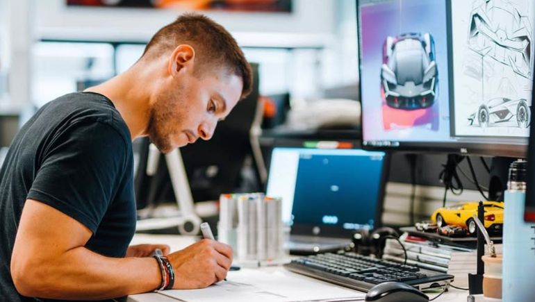 Facundo Elias, diseñador argentino de Bugatti, en su escritorio. Foto: Instagram @facundo_elias_. Facundo Elias, diseñador argentino de Bugatti, en su escritorio. Foto: Instagram @facundo_elias_.