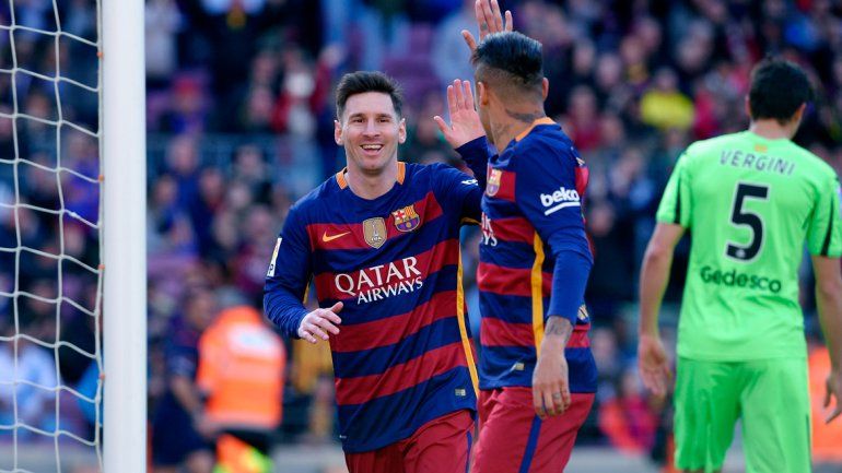 Neymar felicita a Messi por su gol. El otro argentino que pelea arriba y festejó fue Angelito Correa (foto izq.).
