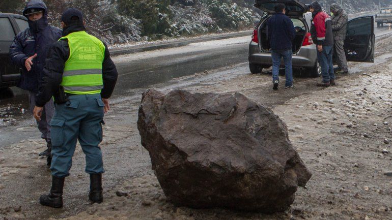 Iban en auto por la Ruta 40, les cayó una roca gigante y se salvaron de milagro