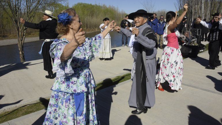 Acto por el 113° aniversario de la ciudad a la vera del río Limay