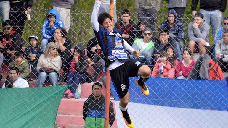 El goleador de la tarde festeja uno de los tantos de la victoria.&nbsp;