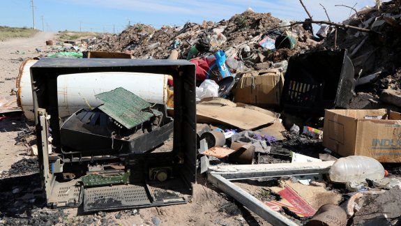 Muchos desechos electrónicos terminan en los basurales o en la barda.