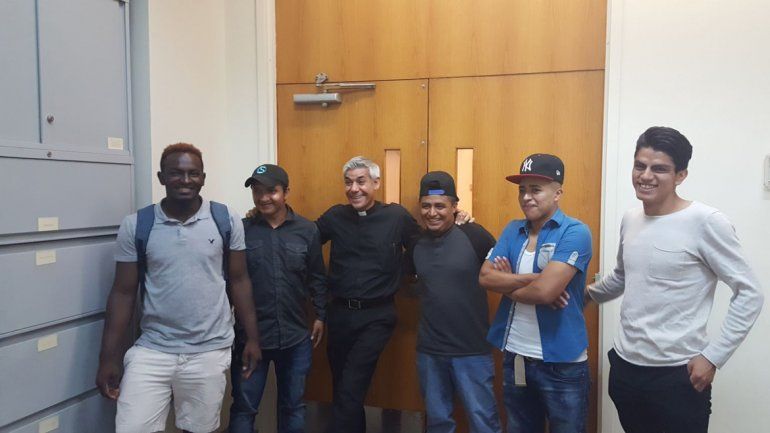 El sacerdote Fabián Arias sufrió en carne propia el rigor con que se trata a los inmigrantes en Estados Unidos. Ahora se juega por los jóvenes indocumentados en riesgo de ser deportados.