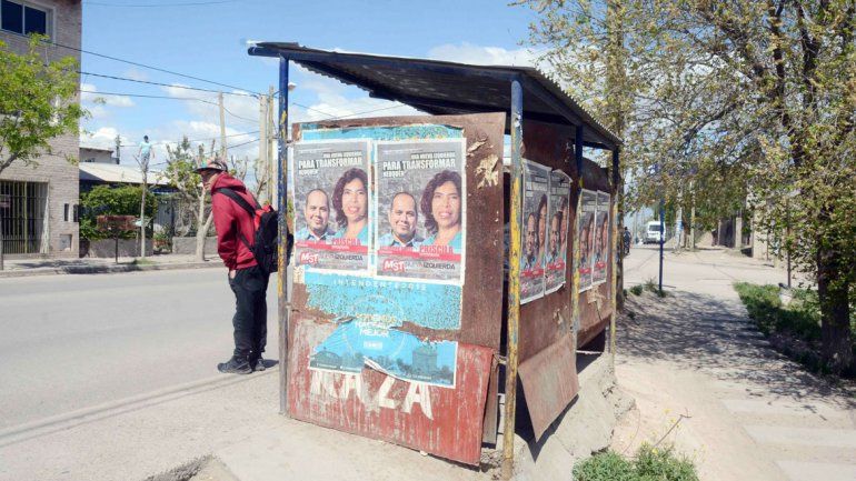 El mal estado de gran parte de los refugios es otro espaldarazo para los usuarios que padecen el servicio de transporte.
