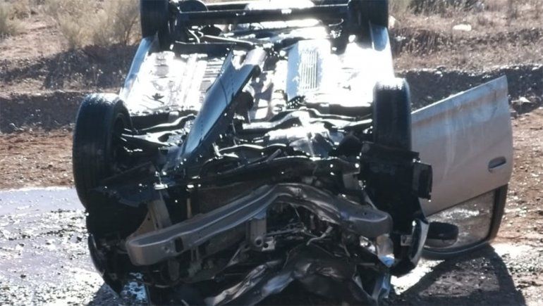 Ruta 22: camión perdió dos ruedas y provocó el vuelco de una familia