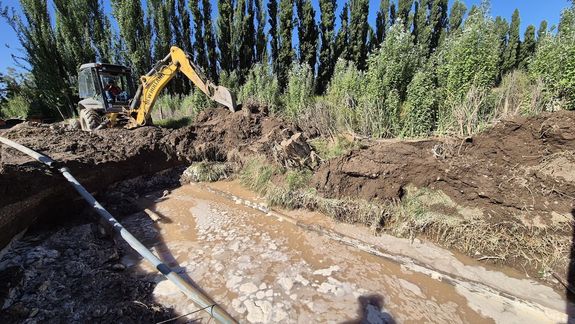 El desborde&nbsp; las napas altas en la Ruta Vieja de Centenario perjudica a los vecinos que tienen plantaciones.