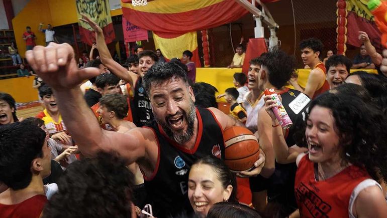 Charly Sepúlveda con la pelota en la mano festejando junto a la familia de Español. Fotos: Claudio Espinoza 