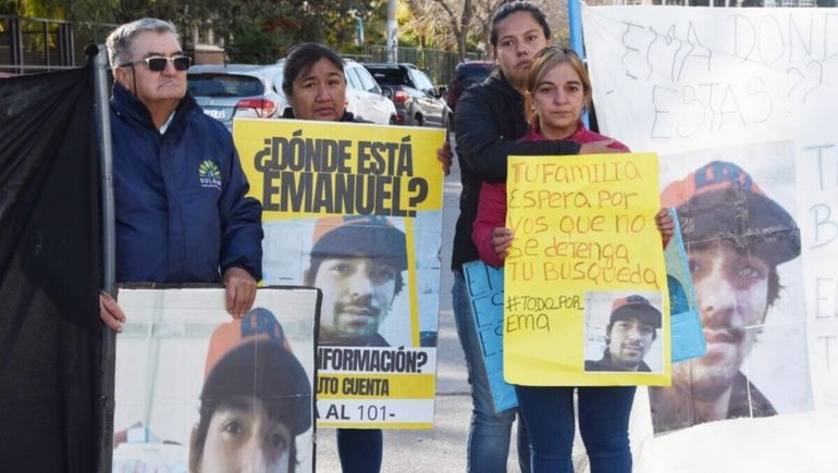 Familiares de Emanuel Centeno en la Fiscalía de Trelew