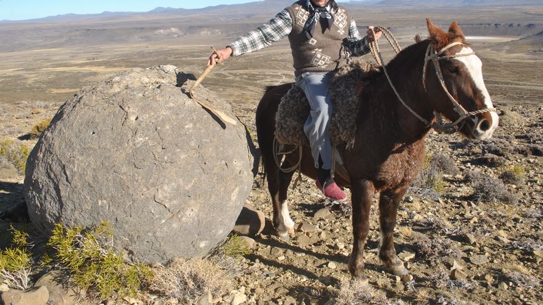 Blas Ortiz y la piedra lunar. | LM Neuquen Blas Ortiz y la piedra lunar.