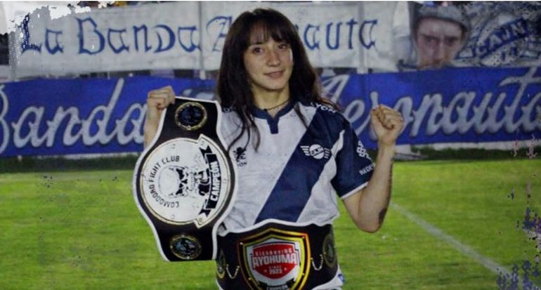 Yocelyn Balboa con un cinturón de campeona y la camiseta de Newbery, el club de Comodoro Rivadavia. Nació en Chile y de chica se radicó en Chubut. Yocelyn Balboa con un cinturón de campeona y la camiseta de Newbery, el club de Comodoro Rivadavia. Nació en Chile y de chica se radicó en Chubut.