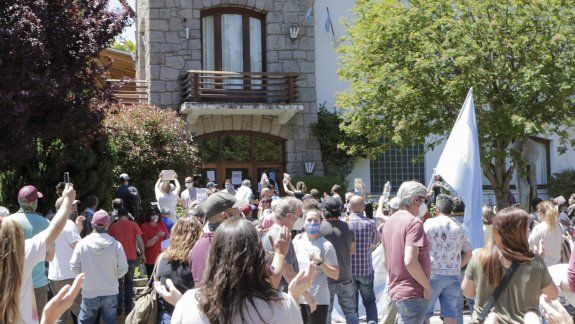 Tensión: comerciantes golpearon puertas y ventanas de la Muni