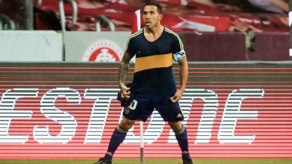 Boca le ganó a Inter con gol de un Tevez que homenajeó a Diego