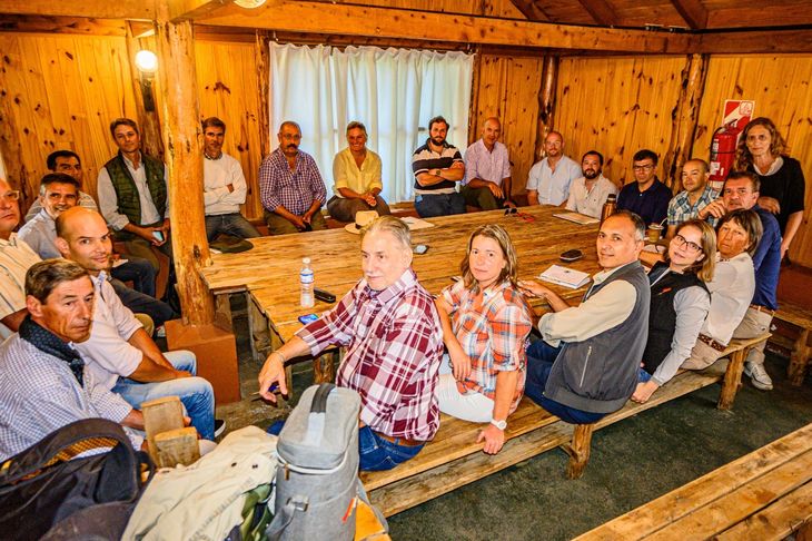 Funcionarios y productores se reunieron en Junín de los Andes. Foto: gentileza SRN. Funcionarios y productores se reunieron en Junín de los Andes. Foto: gentileza SRN.