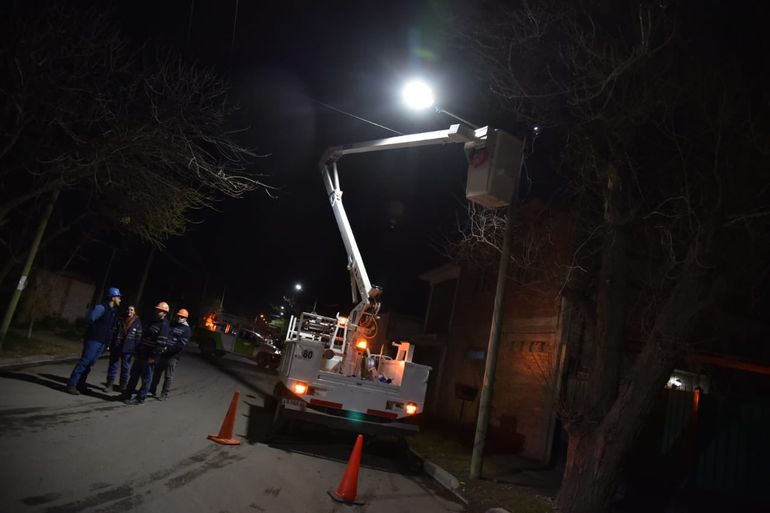 Equipos de CALF, instalando luminarias LED. Equipos de CALF, instalando luminarias LED.