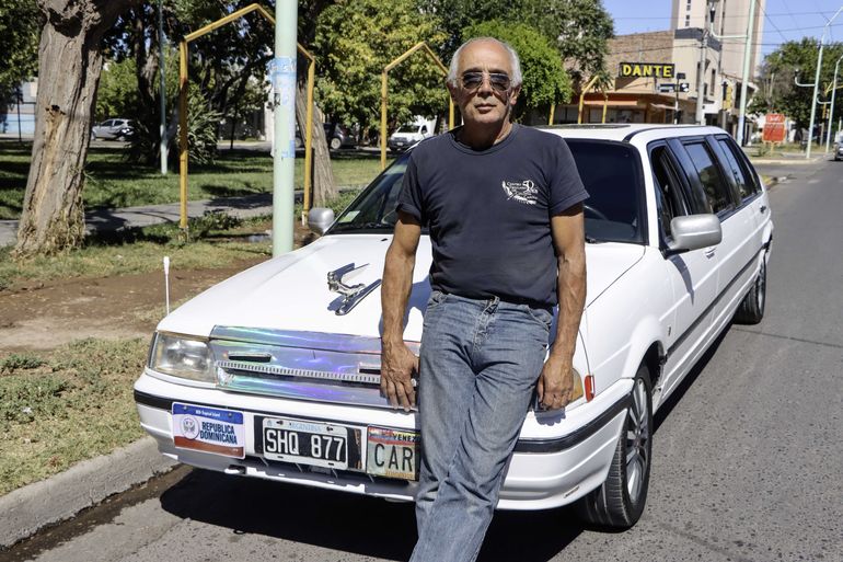 Juan conduce su limusina por las calles de Cipolletti y no deja de sorprender. La alquila para casamientos
