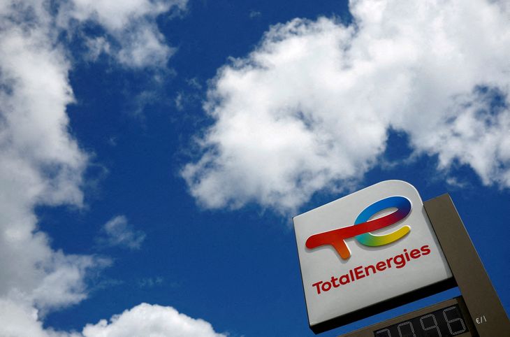 FOTO DE ARCHIVO. Un cartel con el logo de la compañía francesa de petróleo y gas TotalEnergies en una gasolinera en Nantes, Francia. 30 de junio de 2022. REUTERS/Stephane Mahe