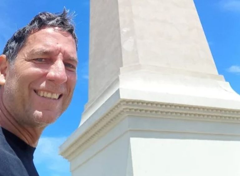 Víctor Correia junto al Faro San Jorge de Comodoro Rivadavia. Víctor Correia junto al Faro San Jorge de Comodoro Rivadavia.