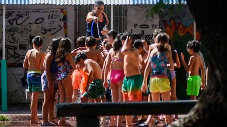 Ola de calor: mallas y mangueras en una escuela de Rosario