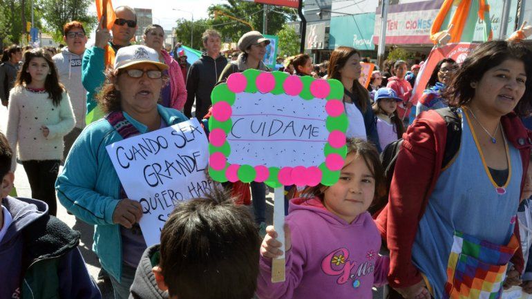 Miles de niños marcharon por el centro neuquino por sus derechos