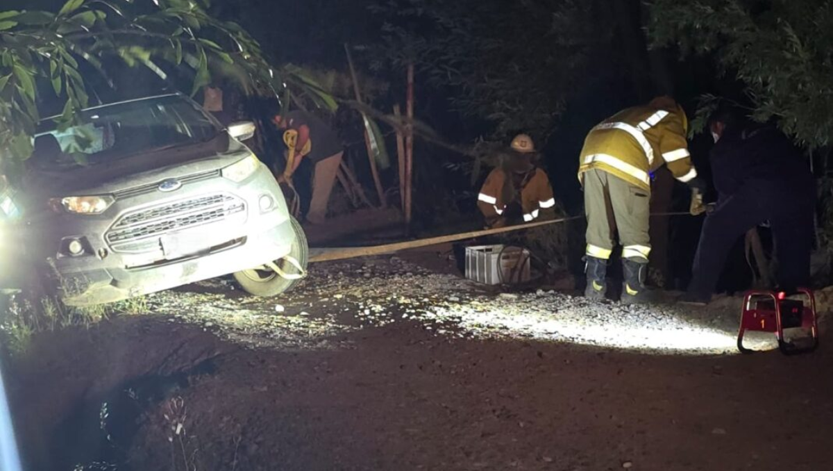 Una camioneta casi cae al río Neuquén. Foto: Centenario Digital.