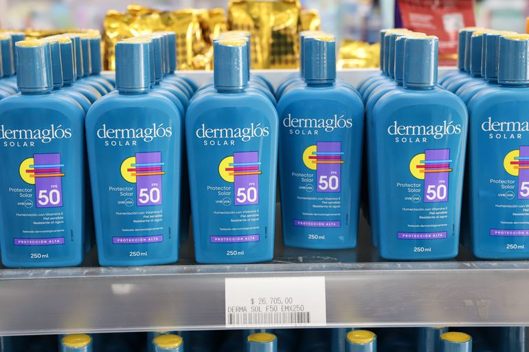 Algunas farmacias ofrecen hasta 12 cuotas sin interés para comprar protector solar. Algunas farmacias ofrecen hasta 12 cuotas sin interés para comprar protector solar.