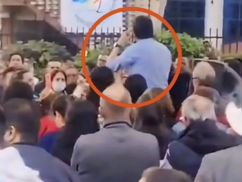 El hombre tenía pedido de captura internacional. Fue detenido en los Tribunales tras presentarse para regularizar una causa por robo. El hombre tenía pedido de captura internacional. Fue detenido en los Tribunales tras presentarse para regularizar una causa por robo.