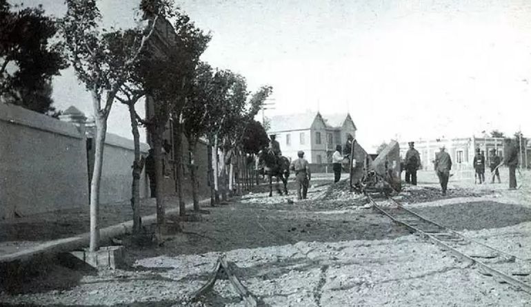 Un grupo de presos de Neuquén trabaja en la reparación de la Diagonal Alvear.