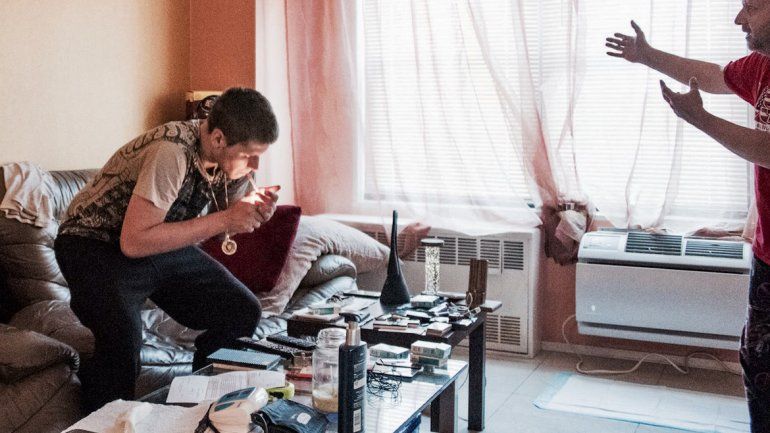 El papá encontró la droga escondida en el cuarto de su hijo y tomó una decisión arriesgada y peligrosa. El joven fue quien le salvó la vida.