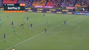 Cardona, ex Boca, convirtió desde la mitad de la cancha. Cardona, ex Boca, convirtió desde la mitad de la cancha.