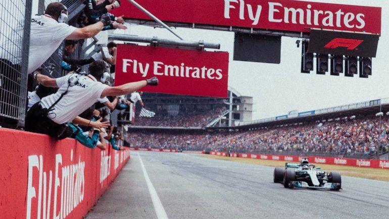 Hamilton se aprovechó de la lluvia y los errores de Ferrari en la estrategia