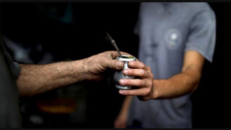 Por un mate hubo un brote de Covid-19 y volvieron a la fase 1