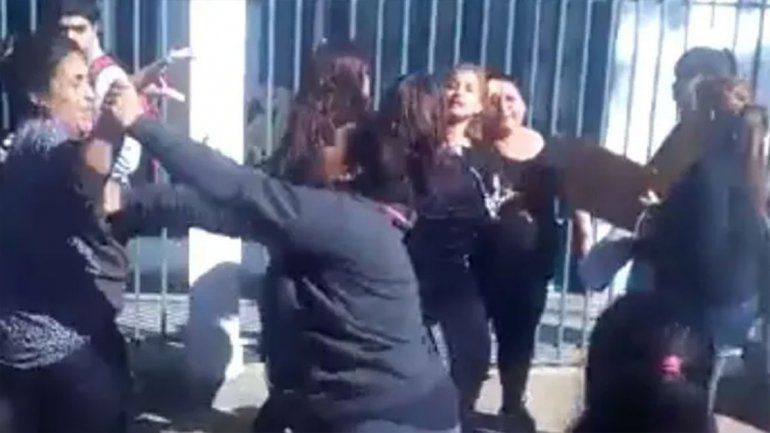 Madres protagonizaron una batalla campal a la salida de un jardín