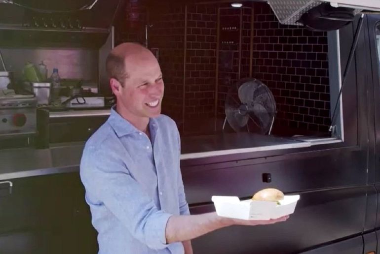 El príncipe William repartió hamburguesas ecológicas en un camión de comida
