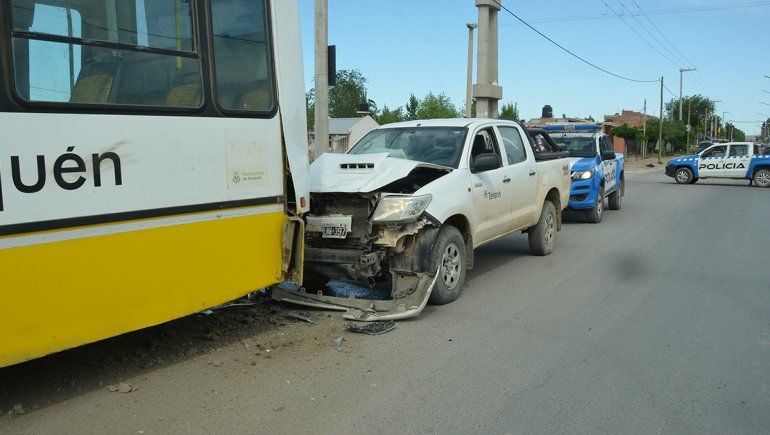 Camioneta petrolera se tragó un colectivo de Autobuses