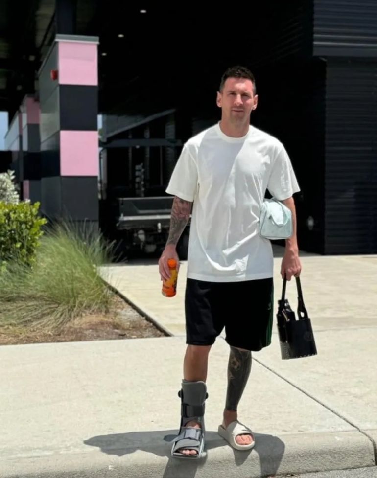 Lionel Messi se mostró con una bota en medio de su recuperación Lionel Messi se mostró con una bota en medio de su recuperación
