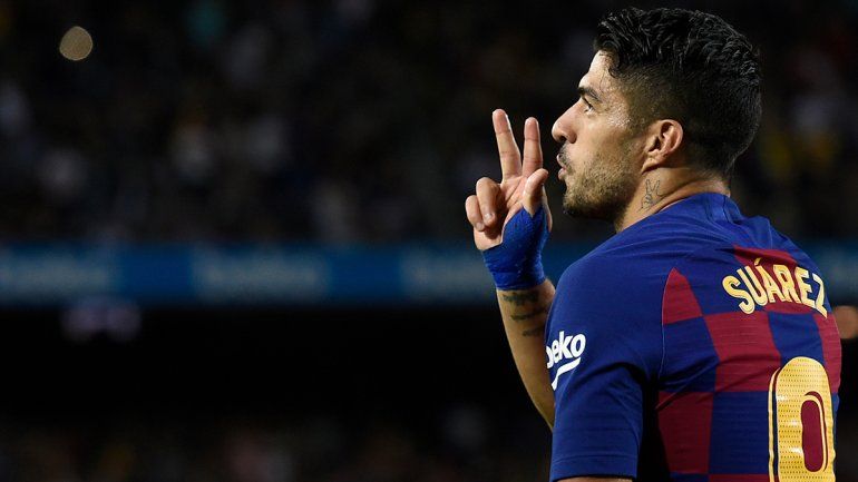 Con un golazo de chilena de Suárez y otro de Messi de tiro libre, goleó el Barcelona
