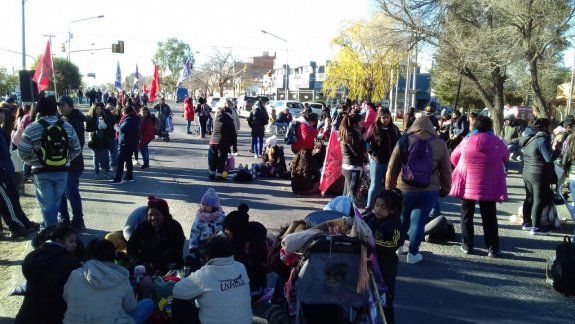 reclamo y corte en ruta 22 por deudas y lenas