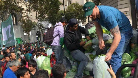 Dan verduras a jubilados en repudio a la ley previsional