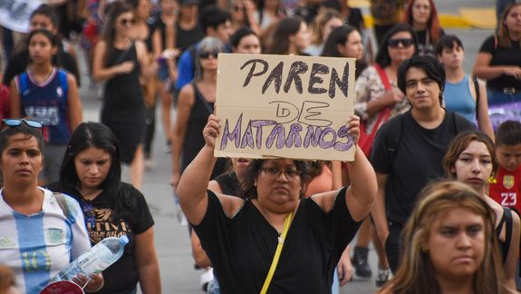 Atacó a piñas y patadas a su pareja hasta que llegó la Policía