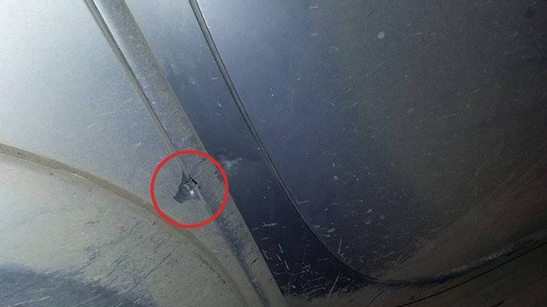 Uno de los impactos de bala en la camioneta familiar