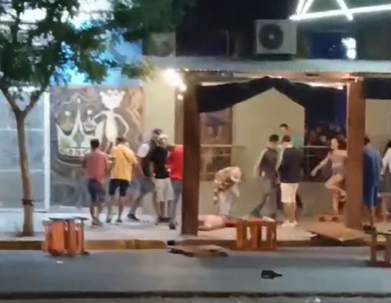 Violencia extrema en las puertas de un boliche. 