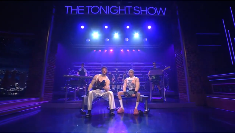 Ca7riel y Paco Amoroso se presentaron en The Tonight Show.