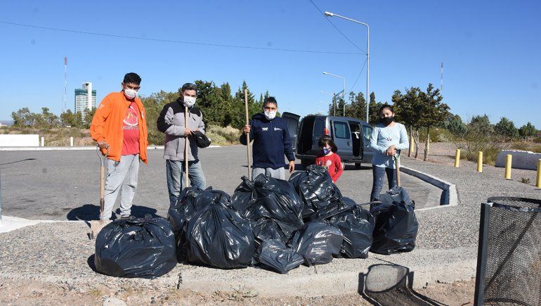 Lleva más de una década limpiando el balcón del Valle