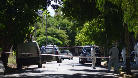 Investigan un femicidio: hallan una mujer muerta dentro de una camioneta en barrio Cumelén