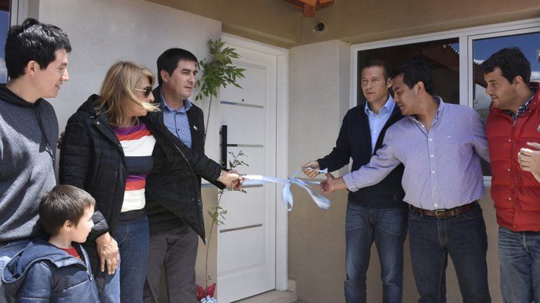 Gutiérrez recorrió el norte neuquino y entregó viviendas