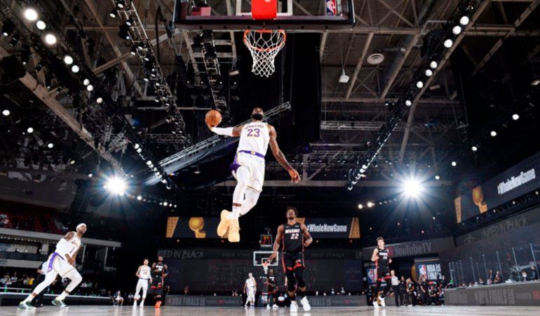 LeBron por el aire