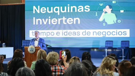 Rolando Figueroa abrió una jornada de mujeres en el Espacio Duam.