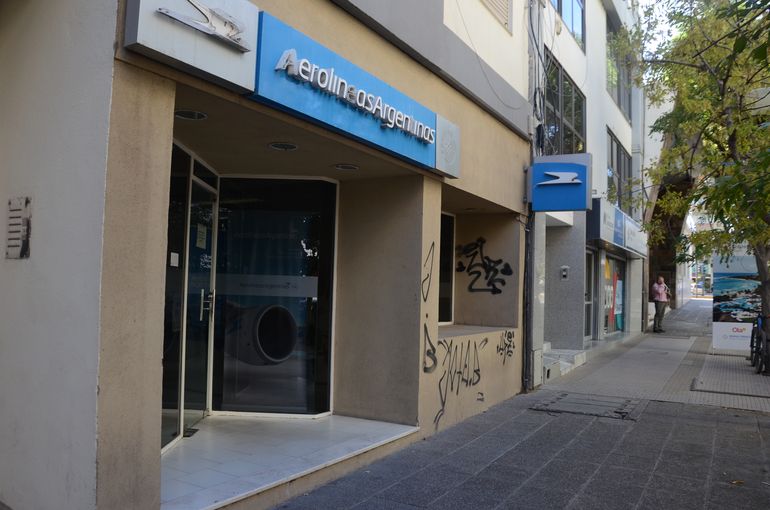 Oficinas de Aerolíneas Argentinas, recientemente cerradas en Neuquén. Oficinas de Aerolíneas Argentinas, recientemente cerradas en Neuquén.